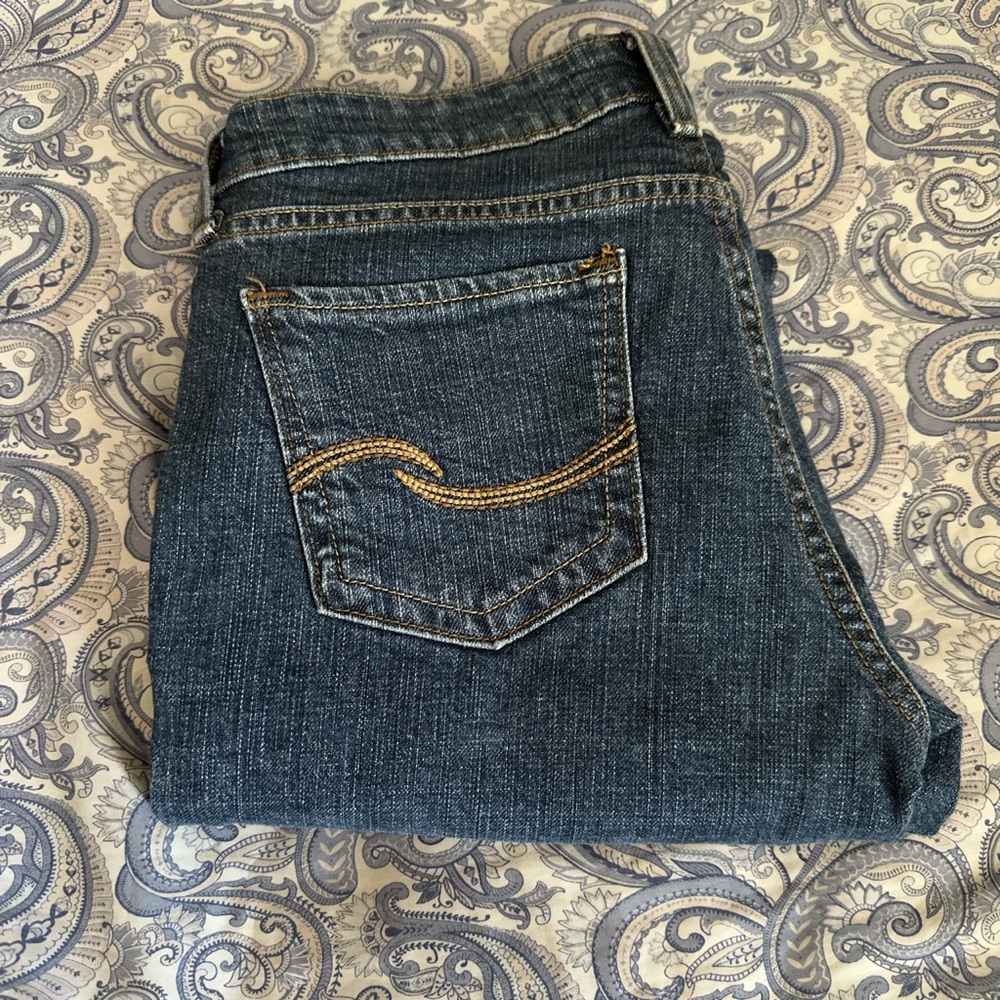 Levis mid rise signature straight jeans!! Size 24